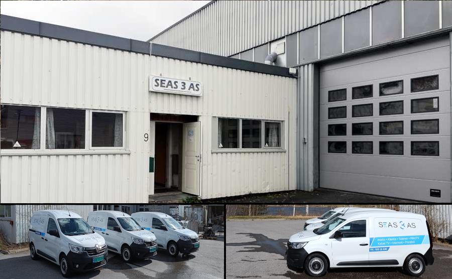 Fasade til SEAS 3 AS med åpen dør og firmabiler parkert foran bygget.